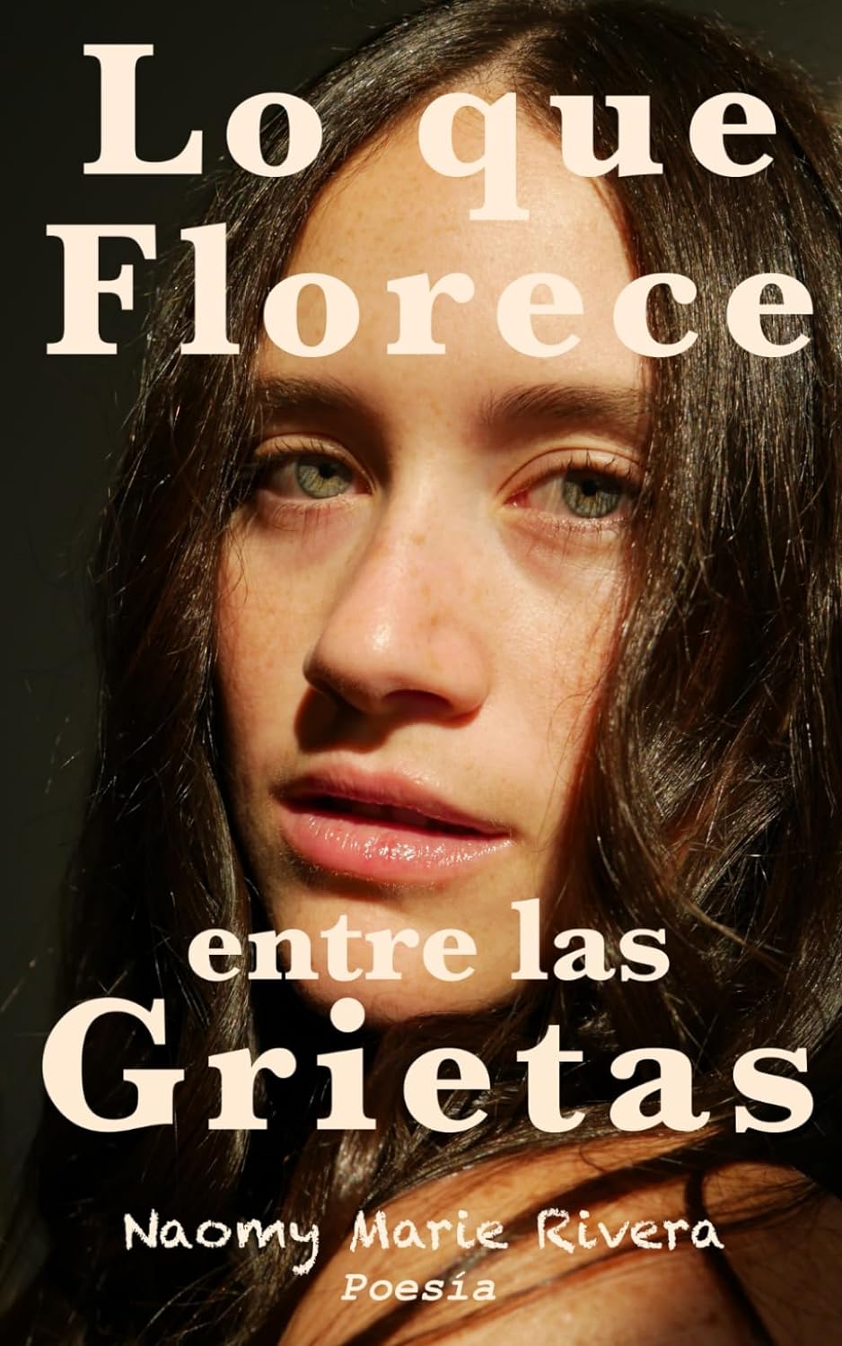 LO QUE FLORECE ENTRE LAS GRIETAS - Naomy Marie Rivera